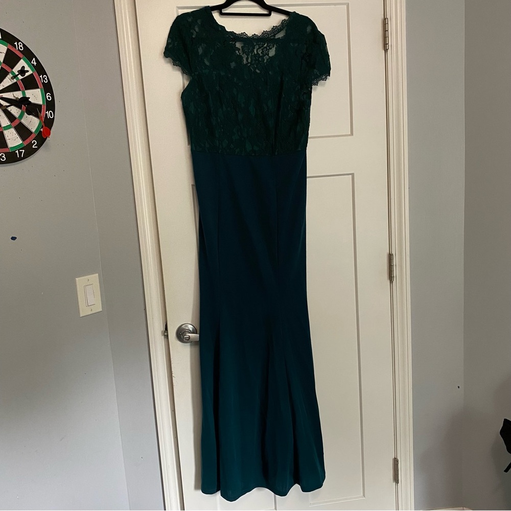 Elegant Green Lace Evening Gown